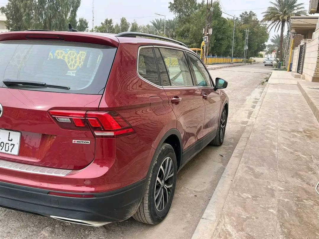 فولگس واگن تيگوان وارد امريكي 2019 مواصفات se 
سيارة جديده جاهزه من كلشي حداديه صدر خلفي امامي جديد وكاله 

 صيانة  منظومه الوقود وفحص كامل السياره جاهزه من كلشي ما بيه اي نقص . 

مواصفات السياره ..

بصمه + بانوراما + نقاط عمياء +
كشنات جلد ابيض + كشن السائق كهربائي + تدفئة في الكشنات 

شاشة اعطال + شاشه وسطيه تدعم الكار بلي 

ماوس انظمه قياده متعدده 

تبريد قطعتين + تبريد خلفي 

رادارات 360 درجه ( امامي -خلفي -جانبي )

نظام قياده الي + توقف ذاتي

كامره خلفيه دواره 

هيتر في المرايه الجانبيه 

محرك 2000 تيربو ( المرغوب ) 

وبعد بيها عدة مواصفات + وسائل امان 

سيارة جاهزه ونظيفة خير من الله مابيها دينار مصرف

حادث السياره خلفي ..

جزء من الباب الي خلف السائق وجزء من الجاملغ تصليح فقط 

بجم كبس . ايرباك البردة طاك 
 صور الحادث موجودة
محرك جديد مال حاوية قبل اسبوعين شديته
موبايل ***********
