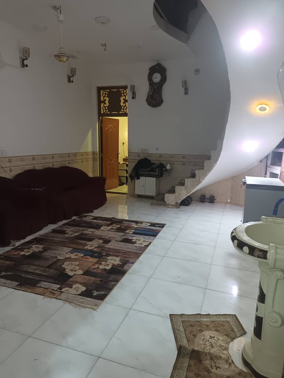 دار للبيع في حي الزهراء قرب متوسطة الشهداء الخمسة 

المساحة 125  البناء طابقين 
الطابق الأول يحتوي على غرفة نوم وصاله واستقبال ومطبخ ومنور وحمام داخلي 
اما الطابق الثاني هيكل مسقف يحتوي على غرفتين وصاله وصحيات 
البناء كونكريت مسلح والدار على شارع تبليط 
***********
