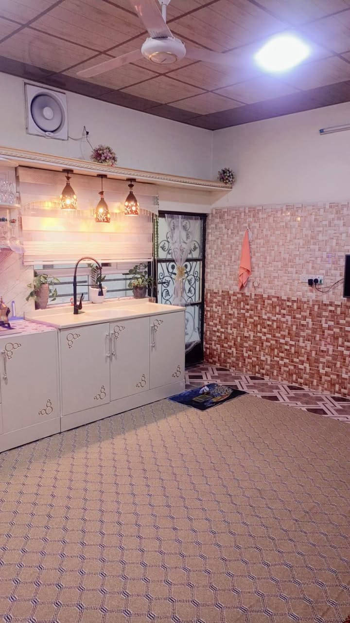 🔹 دار للبيـــــــــع 

♦️نوع العقار بلديه 

♦️مساحة 200 

📍 العنوان:
قادسية الثانية – شارع أبو وليد
خلف إعدادية البيداء للبنات
✨ تفاصيل ومميزات البيت:
✔️ كراج سيارة
✔️ حديقة 
✔️ مجمع صحي داخلي + خارجي
✔️ مطبخ بارد كبير + مطبخ حار
✔️ ترك (ممر) 
✔️ غرفة استقبال
✔️ غرف نوم عدد (2)
✔️ هول 
✔️ بيتونة واسعة
✔️ غرف النوم تحتوي على دكتات (تبريد)

✔️ سقف ثانوي كامل
🪑 ملاحظة: البيع يشمل الأثاث كامل أو جزء منه حسب الاتفاق

للاستفسار 
الاتصال على الرقم 
☎️***********
