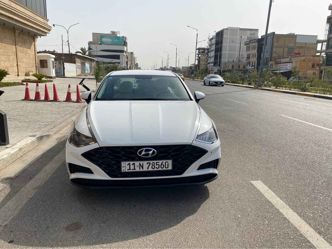 السلام عليكم
سوناتا موديل 2020 خليجي mpi 2500 لون ابيض رقم بغداد الجديد حره بأسمي مواصفات الخليجي العاديه 
حساس خلفي 
كامره ويل كروم 
تبريد قطعتين
لايت لد وزنون
بك لايت لد
دواخل بيجي
اشاره بالمرايه 
تحكم ستيرن 
السياره بيها جاملق وبنيد ومبدلات وبيها بارد بالداير بالباب الوره البصف السايق 
السياره حلوه ونظيفه واستخدام شخصي
ماشيه 150 الف كيلو
رايدها 165 وبيها مجال بسيط
*********** البصرة, العراق

