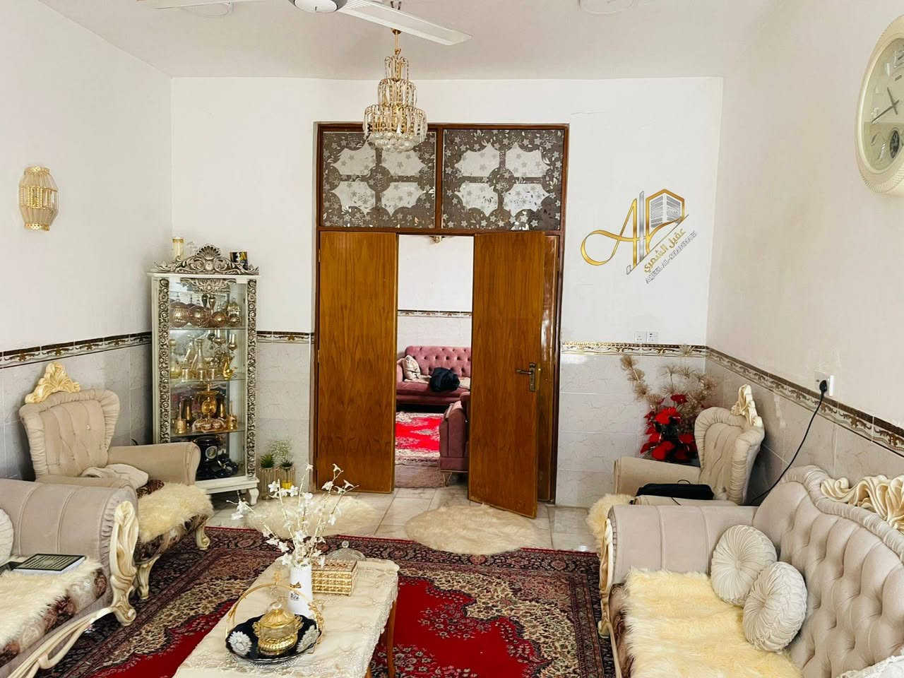 بيت للبيع في المسيب – داخل الولاية 

يقع العقار داخل الولاية شارع بيت مكاو بمساحة 132 متر مربع، ويتكون من طابقين بتصميم عملي ومريح يلبي احتياجات العائلة. يحتوي المنزل على ثلاث غرف نوم، إضافة إلى استقبال أنيق وصالة ، مع مطبخ متكامل ومجاميع صحية.

تم إنشاء البناء عام 2018، ويتميز بتشطيب جيد وأرضيات من المرمر تضيف لمسة فخامة وأناقة للمسكن.

السعر المطلوب 145 مليون دينار ( قابل للتفاوض )
سند العقار ... زراعي – ملك صرف.

للاستفسار والمعاينة:
مكتب عقيل الشمري للعقار
العنوان: المسيب – الشارع العام فلكة الحي الصناعي مجاور ابو مروة للسيراميك 

***********

#عقيل_الشمري #عقارات #بيت_للبيع #المسيب_اليوم #realeastate
