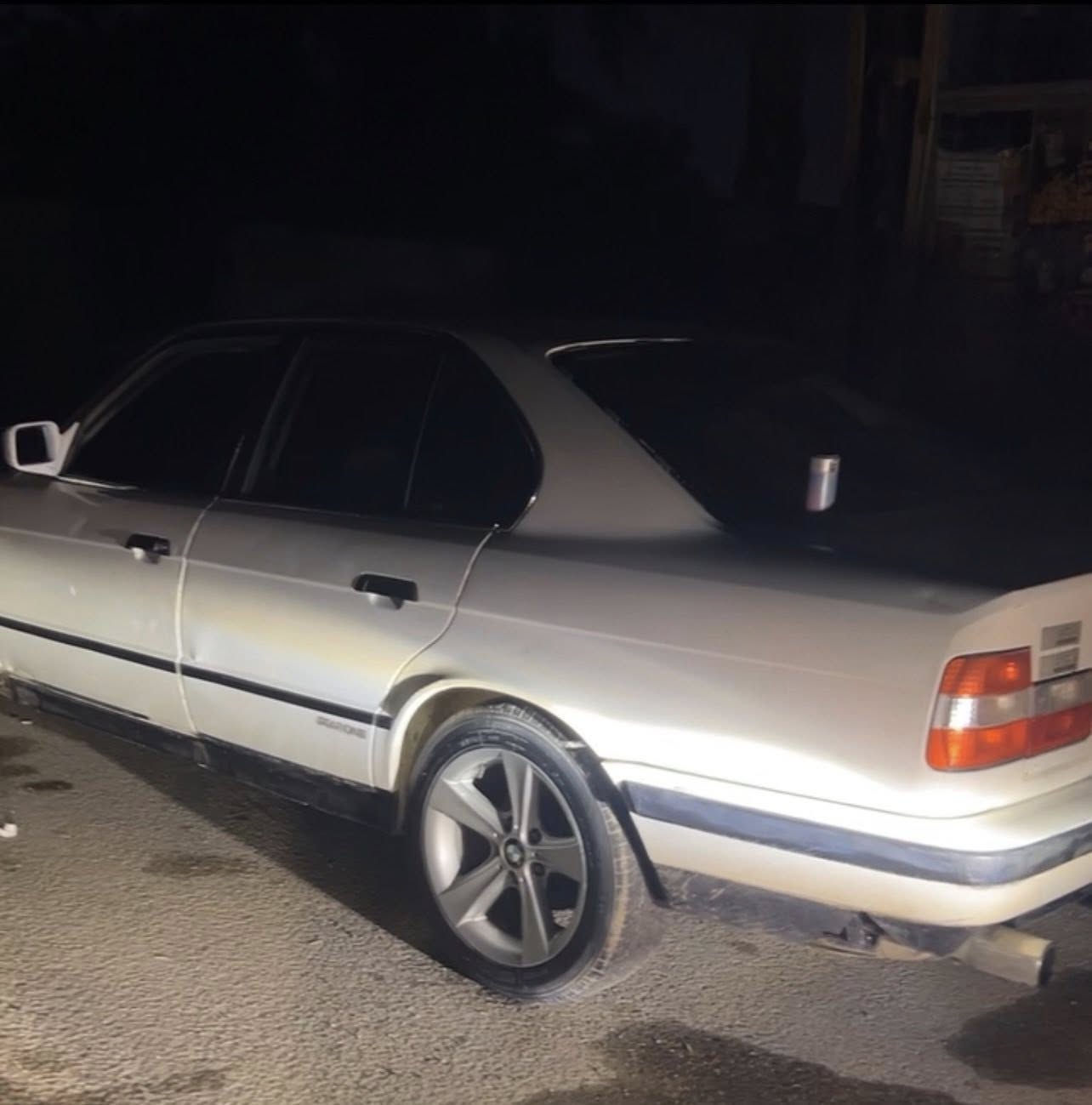السلام عليكم 
للبيع BMW  اصل 520 
مبدله محرك 25 صقر 2003 دبل فانوس ضفيره وعقل كامل جدد.  كهربائيات كلها شغاله 
 كير عادي. سياره بدون اي حادث وبدون اي صبغ  رقم فحص بغداد  ب اسم خالي
ويل هامان 17 المرغوب  
السعر 28 وبيها مجال قليل 
للاستفسار ‭0782 351 4235‬
