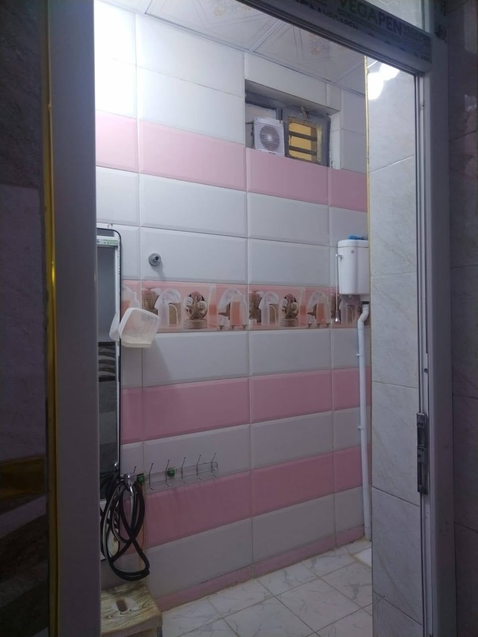 بيت نص قطعة قاط ونصف قطاع 55،ج، قريب على الاورفلي متكون من استقبال وصالة وغرفة جوة وفوك .مع الملحقات  السعر 140 للتواصل مع صاحب البيت اتصال على رقم ***********
