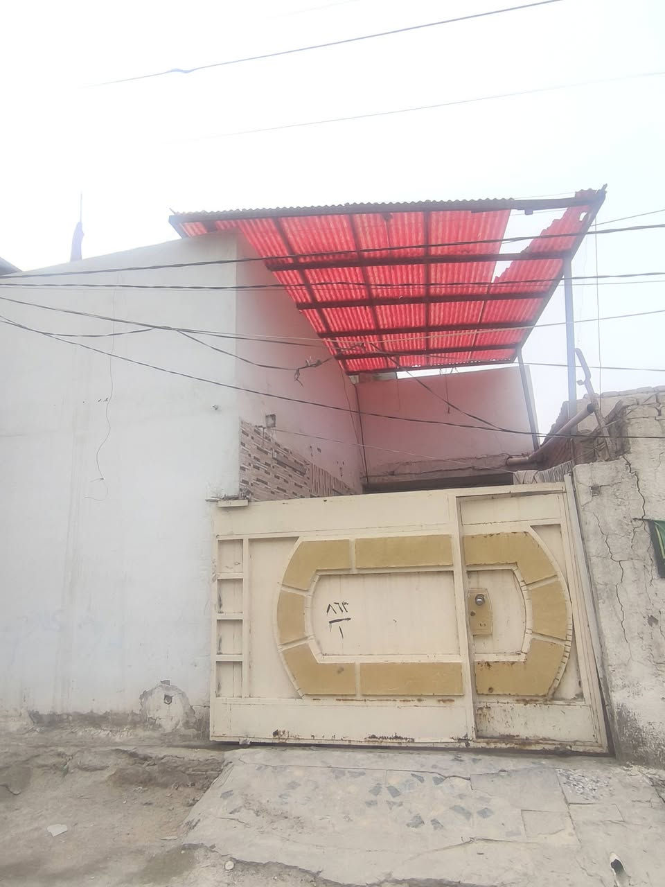 سلام عليكم دار للبيع المساحه 150متر الموقع حي الرحمه شارع المستوصف
البيت يحتوي على استقبال +صاله +غرف عدد2 +غرفه في الصطح 2صحيات داخليه   خارجه البيت محدث بناء سنه 2023
للاتصال ***********
