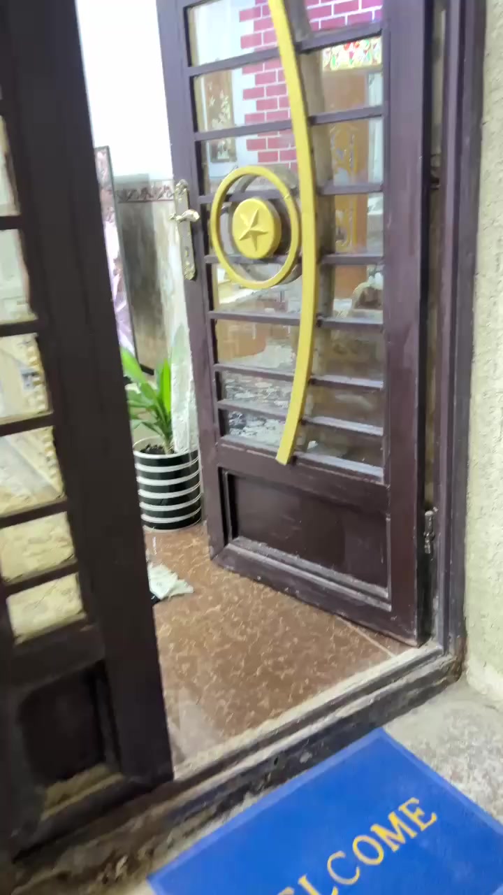 دار مساحه ١٣٥ متر ركن طابق واحد (طابو زراعي سند 25 وتم تمشية معاملة التمليك) تحتوي على استقبال كبير وصاله وغرفتين نوم وطرمه كبيره وصحيات
. يصلح دار سكن او موكب وسكن للزائرين حيث
يبعد مسافه ٤٠٠ متر  عن طريق كربلاء _طويريج 
الموقع📍شارع ركن جامعه  كربلاء (فريحه)
السعر 140مع المجال للشراي الجاد للاستفسار 
***********
