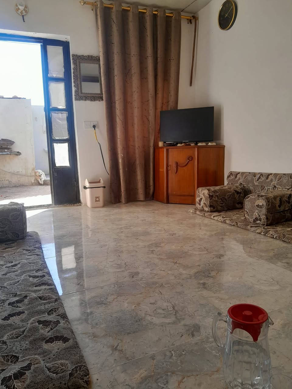 السلام عليكم بيت تجاوز للبيع في حي التراث تقاطع الربيعي  استقبال غرفه نوم صاله مطبخ صحيات خارجي وداخلي البيت سندويش وطنيه خطين سحب انترنيت كامل البيت كامل أجيب غراضك وتكعد السعر 13  بي مجال الاستفسار ***********
