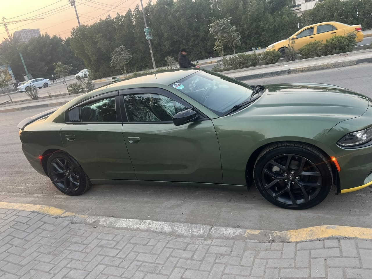 جارجر موديل 2023 لون مميز الاصدار الاخير مستوردهة على ايدي  بأسمي حادثهة فقط باب السكن مثل مموضح بالصورة فئة سكست السيارة جديدة ماشية 34 السعر 275 رقمي الهاتف *********** مكاني بغداد البياع
