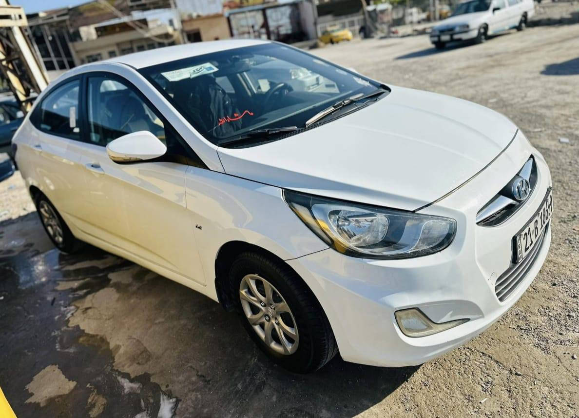 اكسنت 2011 كلين بدون قطرة صبغ
بيها فقط مكانين بارد صغار 
سنويه جديد كوبون بانزين بيها  
السعر ١١٨
***********
