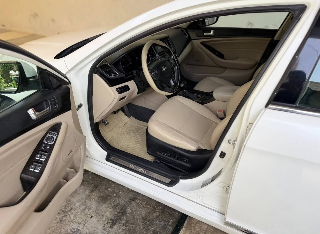 م
للبيع كيا كادنزا ***********
محرك سته سلندر بي خيط بخار 
سياره كشرها زيرو مكفوله موديل ٢٠١٤ 
بغداد بسمي مكاني بغداد سعرها ٨٥ ورقه 
بدون كسران شراي يتصل او وتساب متواجد وتدلل 

+964 770 278 7531
