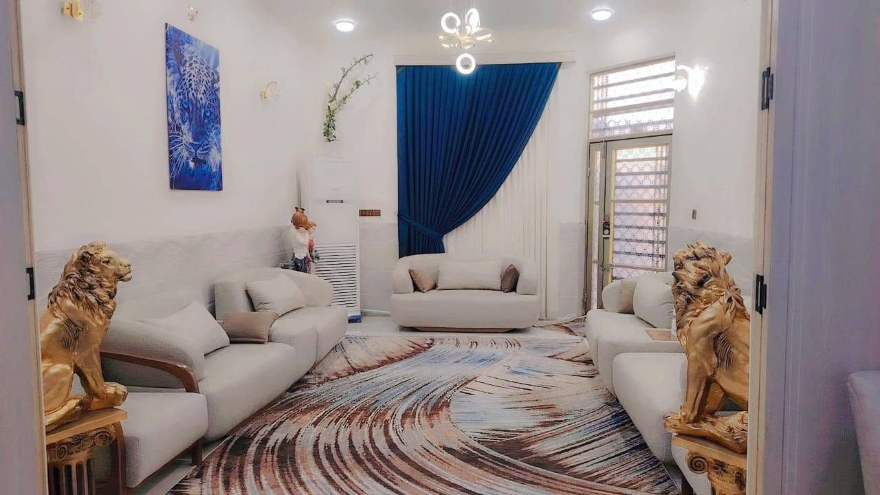 للبيع دار طابق واحد المساحة ١٢٥م شارع ١٥ يتكون من غرفه وصاله كبيره واستقبال وصحيات عدد٢ ومكشوفات البيت جديد (سند) قريب على شارع المجمعات مجمع بيتي الثاني للاستفسار *********** واتساب
