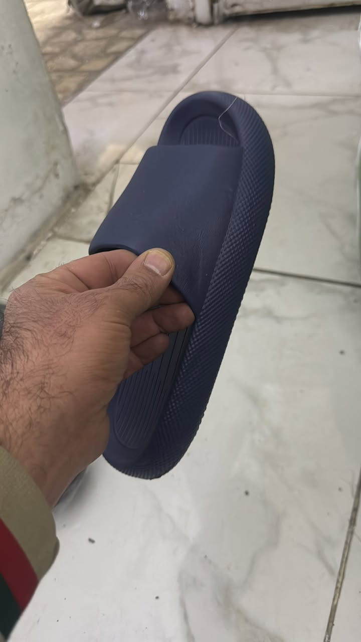 تشكيلة سليبرات عندي اقل الحاوية البيع جملة فقط والي يريدهن كلهن الة سعر خاص اقل طلب شليف بي ١٢٠ قطعة اطفال ولادي ورجاي ونسائي وبناتي يجي الشليق مشكل مو موحد  تفليش الاسعار جملة فقط ***********
