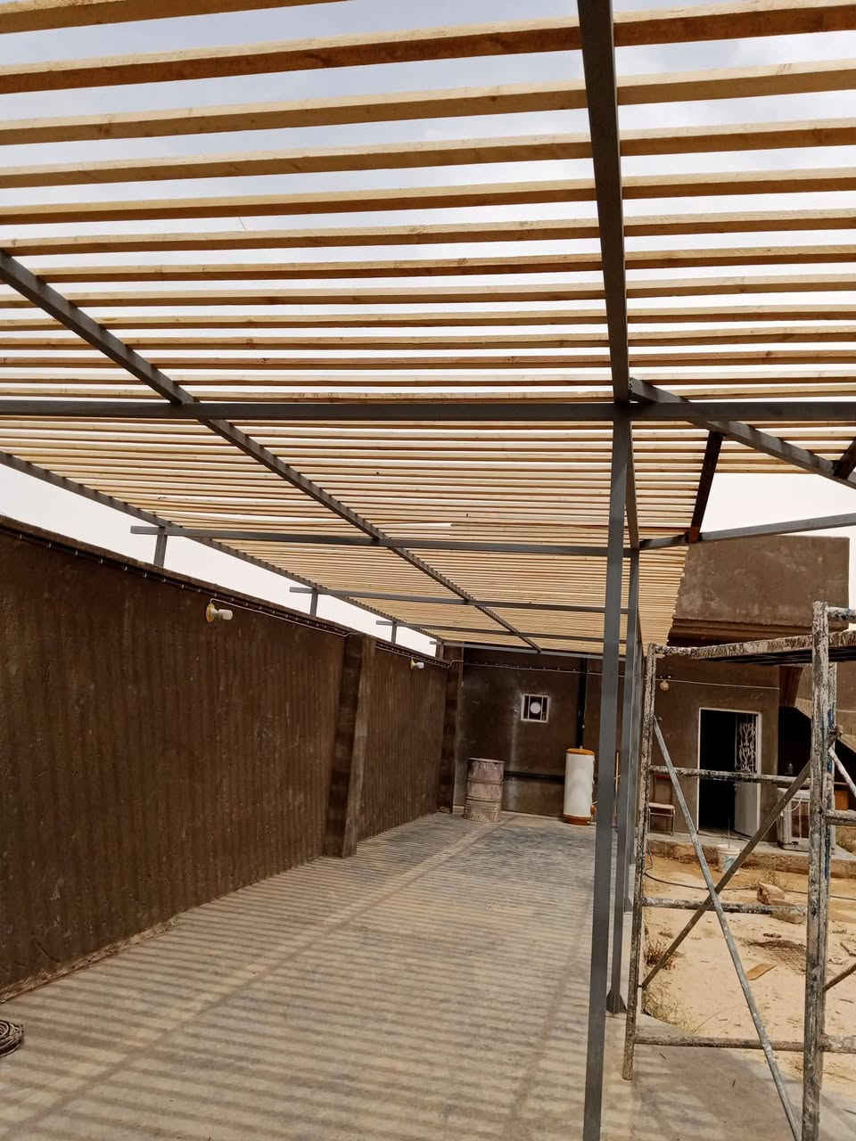 حداد متنقل اي نوع من انواع الحداده يوصلك لحد البيت الحداد ماعليك الى ان تتصل 
***********
