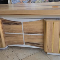 ميز مكتبي  تقريبا جديد استخدام بسيط اقل الشهر  عرضه 140 سم الخشب الثقي...