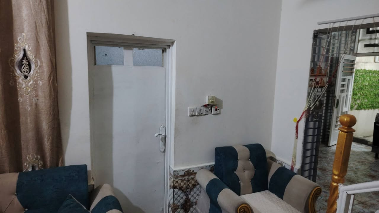 بيت للبيع مساحه 112 متر واجها 7 ونص  يتكون من استقبال و صاله و غرفه نوم و مطبخ و مناور 2  صحيات خارجيه و داخليه المكان الشبانات حولي 100 اول نزله عن الحولي للاستفسار اكثر اتصل ***********
