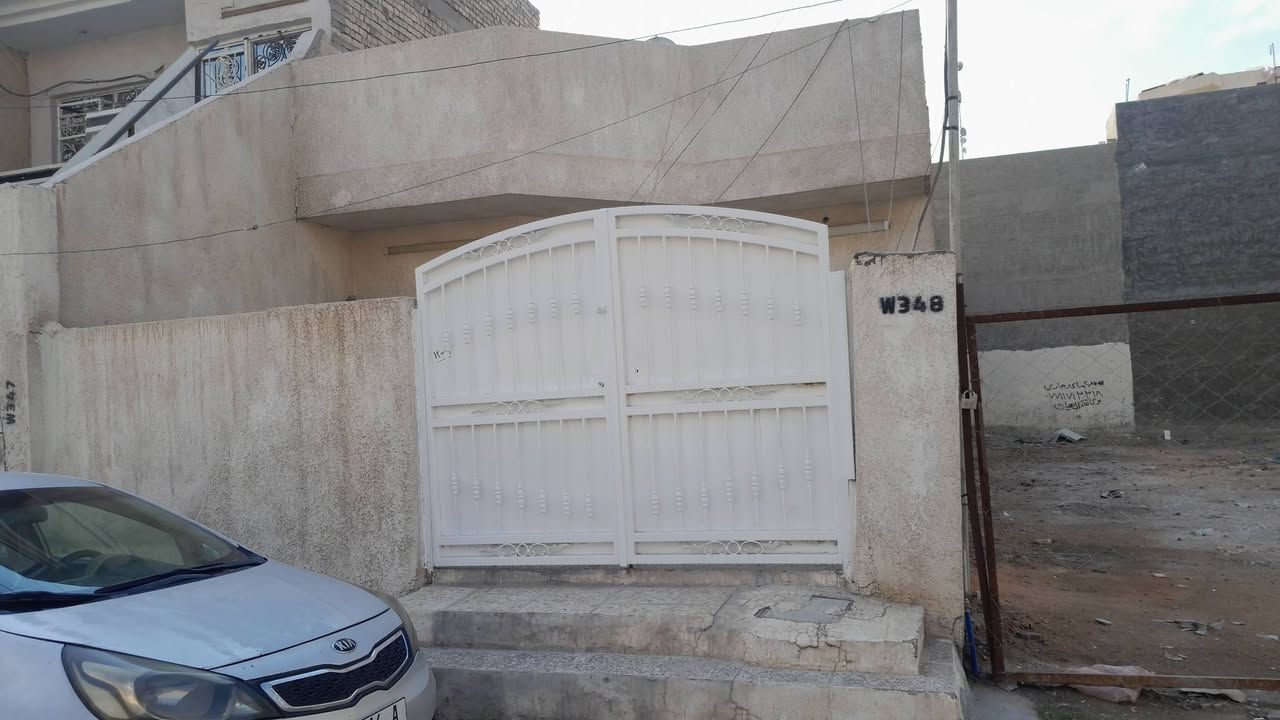 سلام عليكم ورحمة الله وبركاتة 
دار للبيع مساحة 108م  الواجهة 6 .. ونزال 18 .. يحتوي على  صالة ومطبخ وحولي حمام وغرفة..وغرفة ثانية فوق مع بيتونة كبيرة.. البيت في منطقة السيدية قريب على شارعين.. سريع دورة ..وشارع مخرج السيدية.. قرب مجمع السفير.. يوجد صور للبيت مع صورة موقع البيت بالكوكل... سعر البيت  360 مليون قابل للتفاوض.. وتعامل مع صاحب الدار لا مع مكتب دلالية..
رقم صاحب الدار  .. ***********
