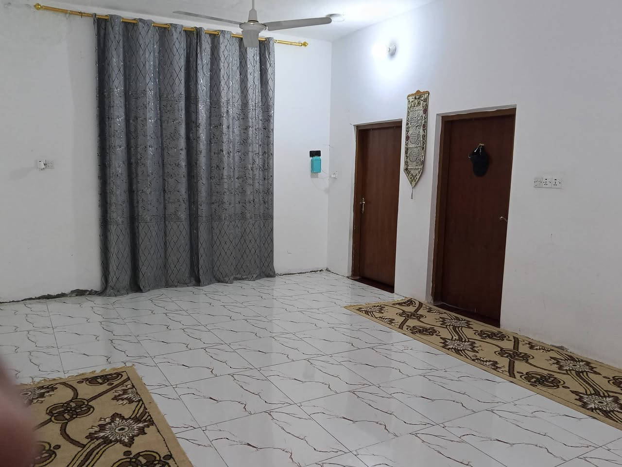 🏡 للبيع بيت زراعي مميز على الشارع السياحي – السايدين
📍 الموقع: قرب جامع الحديان.
يتميز البيت بتوفر جميع الخدمات: ✅ ماء
✅ كهرباء
✅ مجاري
✅ رصيف وتبليط أمام الباب
🔹 يتكون من: ✅ غرفتين
✅ صالة
✅ مطبخ
✅ غرفة استقبال
✅ طارمة
✅ كراج سيارة مسقف
✅ حمام داخلي
✅ صحيات خارجية
🌿 موقع هادئ ومناسب للسكن العائلي.
📞 للاستفسار والتواصل: ***********

