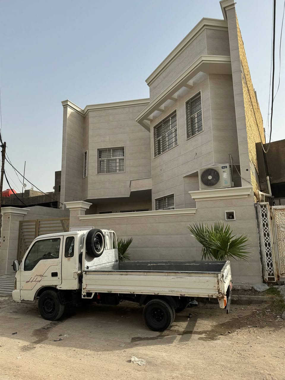 دار للبيع المساحه 200 متر بناء درجة اولى الطابق الأول متكون من استقبال وصاله و مطبخ حار بارد وغرفتين وحمام ومناور 2 وكراج سياره الطابق الثاني متكون من شقتين الشقه الاولى غرفه ومطبخ وصاله وحمام وصحيات الشقه الثانيه غرفتين ومطبخ وحمام وصحيات الفاصل بين الشقتين صاله ومتوفر مخزن بالبيتونه واجهه البيت بورسلين وإطارات مرمر البيت كلش جديد وبناء درجه اولى حالياً جاي يشتغلون ع شارع تبليط العنوان المهيديه الفرع مقابل تانكي العمارات الشارع عريض خامس بيت عن الشارع الرئيسي للاستفسار 

***********
