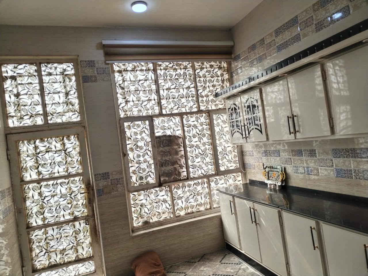 دار للبيع مساحتها 230متر ع طريق المعاره خلف الحسنيه مال العويسات يبعد عن شارع العام 200متر بناء حديث طابوك وصب كونكريت متكون من 
غرفة نوم 5*5
استقبال 4*8ونص 
صاله 4*8ونص 
مطبخ 5*5
مجمع صحيات دخليه 4*4
مجمع صحيات خارجيه 
سعرها 65
أي استفسار اتصل على الرقم التالي 
***********
