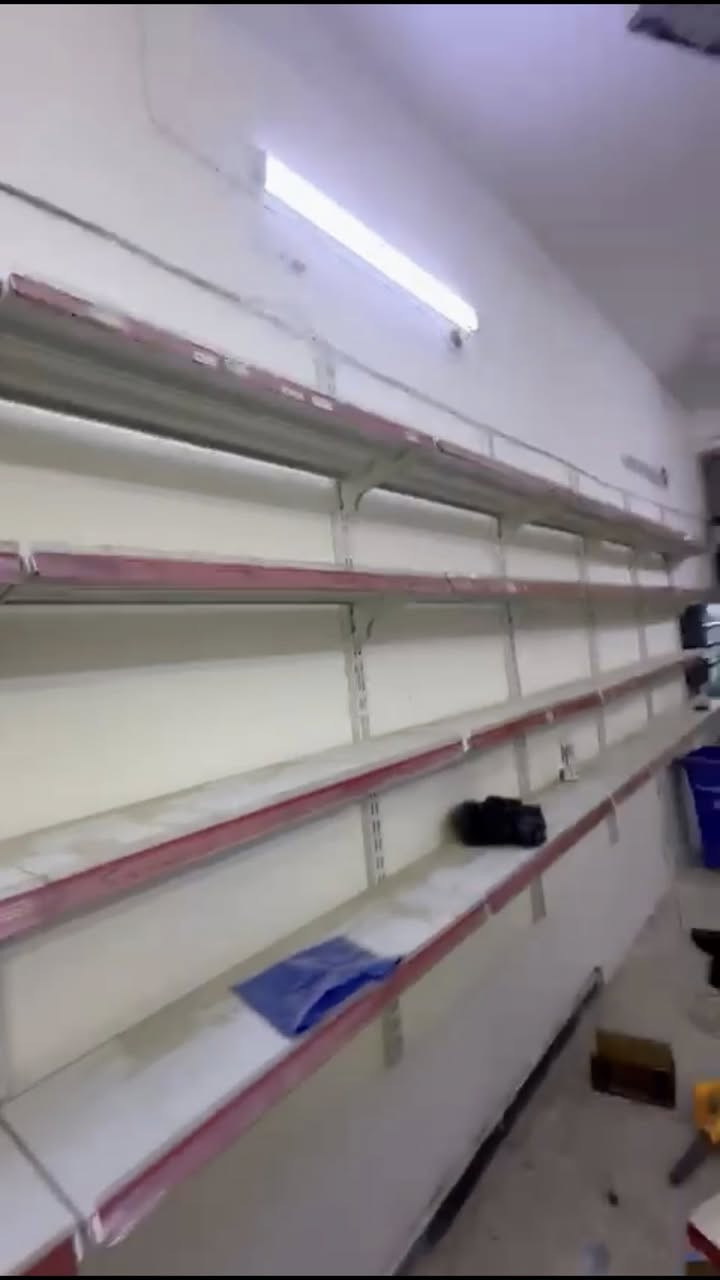 سلام عليكم رفوف جدارية البيع 26 متر تركي الاصلي ميكانو ابو جسرين نضافه 100/100 طول رف متر دبل شاصي تركي ميكانو شراي يتصل *********** مكاني بغداد جميلة واكو توصيل 🚚
