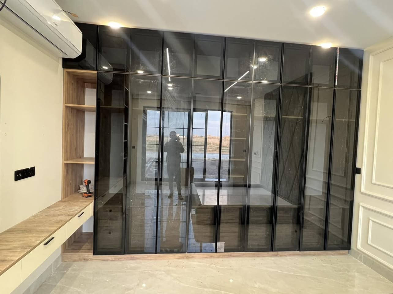 تنفيذ حسب ذوق الزبون 
غرفه نوم مع ميز TV
من تنفيذ شركتنه oblo kitchen


**إذا كنت صاحب هذا الإعلان وتريد حذفه لأي سبب، رجاءا أرسل رسالة إلى الدعم الفني**