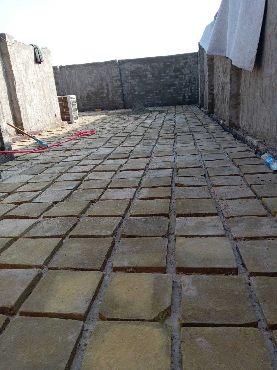 عملنا في تطبيك سطوح فرشي أو تشربت كادر جاهز وبلخدمه بأسعار مناسبة تصعيد مواد او تفليش ارضيه جدران تنظيف أنقاض تدخيل سبيس الاتصال على الرقم أو واتساب ***********
