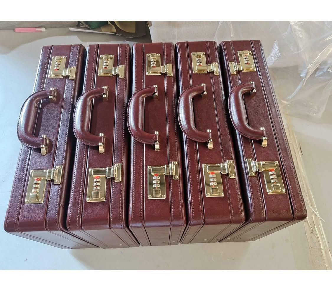 حقيبة جلد فخمة للرجال 🧳

تصميم أنيق مناسب للدوام والاجتماعات.

✔️ جلد فاخر
✔️ قفل أمان بالأرقام
✔️ تقسيمات منظمة للمستندات

📩 لمعرفة السعر والتوصيل
راسلنا رسالة الآن

Https://amtiaz.b3na.com


**إذا كنت صاحب هذا الإعلان وتريد حذفه لأي سبب، رجاءا أرسل رسالة إلى الدعم الفني**