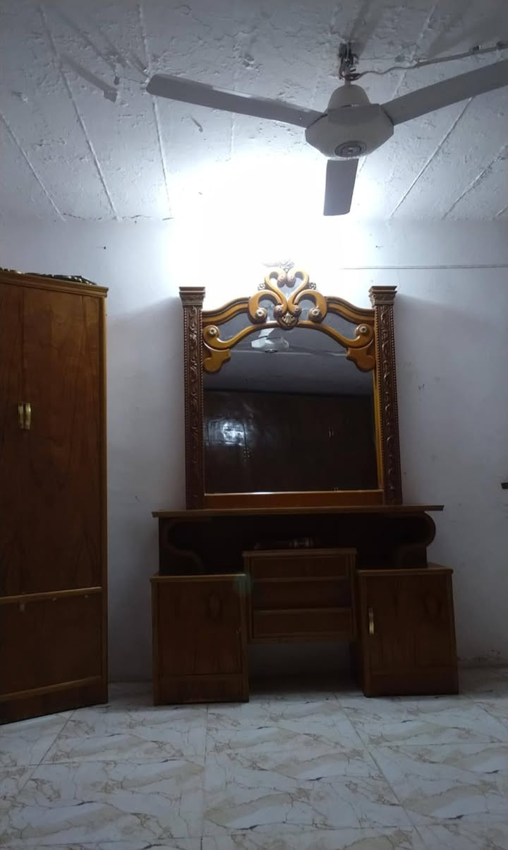 السلام عليكم اخوان عندي غرفه اخشاب عراقيه درجه اولى السعر 550  العنوان بعقوبه دور ضباط قرب مركز شرقي ***********
