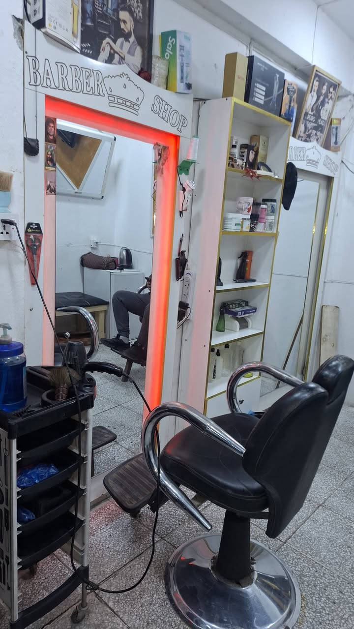 ميوزه عدد ٢ وفاترينه وياهن للبيع مكان بغداد الامين ثانيه ***********
