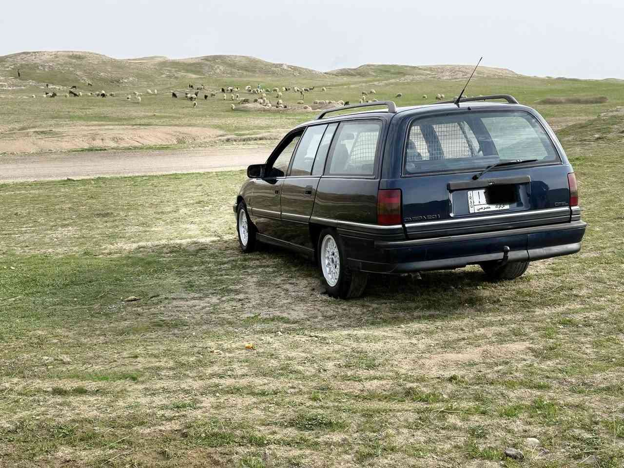 سلام عليكم للبيع أوبل اوميكا موديل ١٩٩١ 
رقم كركوك مشروع وطني سنوية جديد لحد ٢٠٢٩.        دفتر بانزين موجود 
محرك ٢٠ بلادي كير عادي ✈️
كير محرك صدر كلها جديد 
كهربائيات كلها شغال بلشرط
قفل مركزي سيارة باقي على وضع شركة 
دينار مصرف مابي بدون اي نقص 
كلير عام لجمالية  اثر چلح شرط بدون ضرر       سيارة احلى من صورة 
مواصفات GL كرستال 
دواخل سيارة كلها بلادي 
سعر ٤٨$ 
رقم موبايل *********** 
مكاني كركوك
