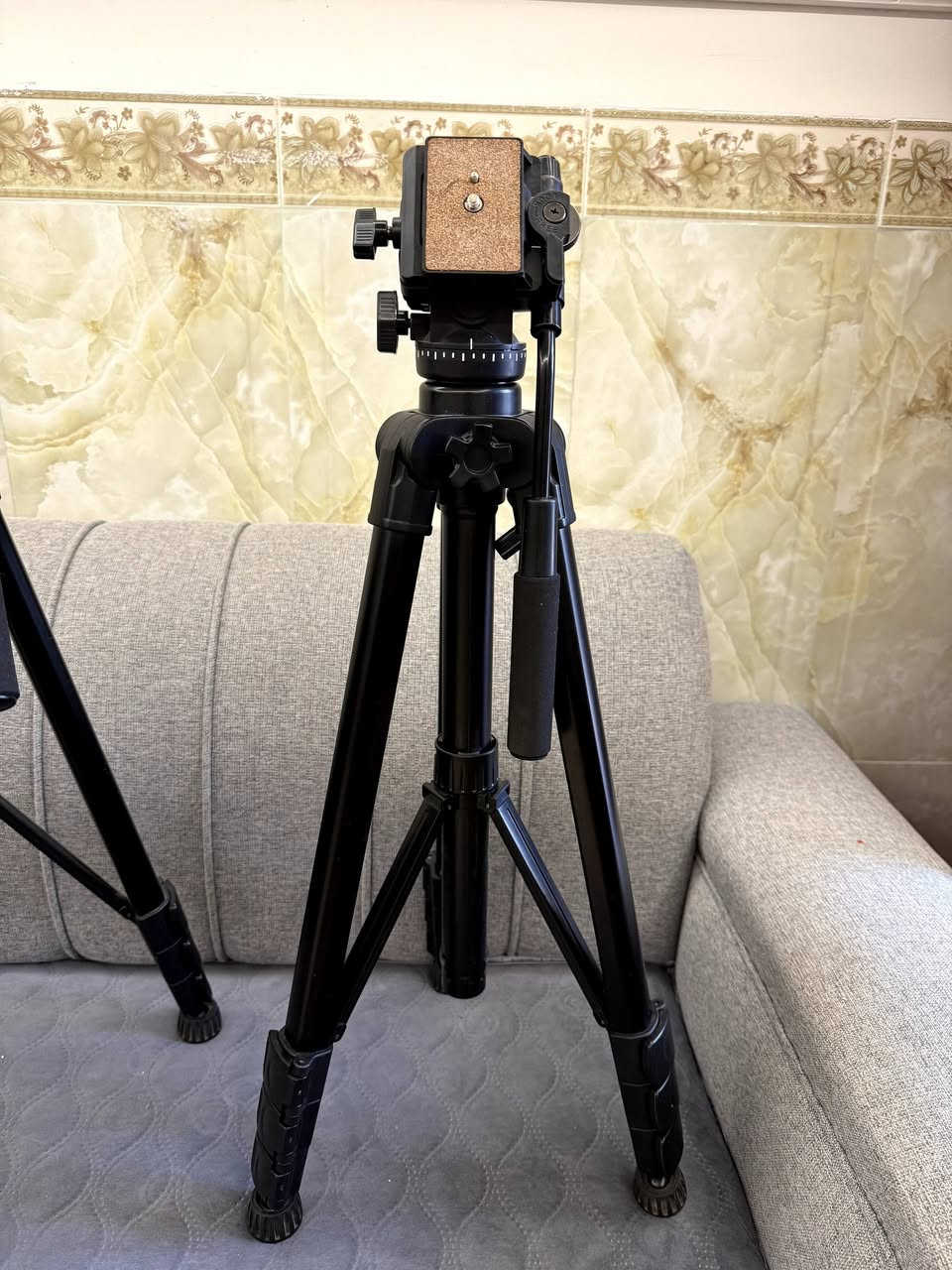 السلام عليكم شباب.. متوفر استاندات تصوير (Tripods) مستعملة للبيع 📸
العدد المتوفر: 6 استاندات.
النظافة: ممتازة جداً، تتراوح بين 85% إلى 90% (نظيفة وأخت الجديد).
الماركة: YUNTENG (معروفة بالثبات والقوة).
السعر: 60 ألف دينار عراقي للاستاند الواحد.
📌 الاستاندات قوية، ثابتة، وتتحمل كاميرات ومعدات ثقيلة، ومثالية للشغل الاحترافي وصناع المحتوى.
للتواصل والاستفسار: [***********] 📥
