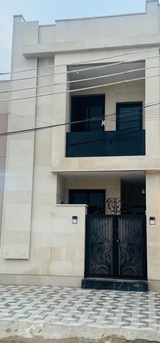 السلام عليكم
يستمر مكتب مسكنك للعقار بتقديم
افضل العروض المناسبة إلى الزبائن الكرام
🔹بيت 3 طوابق للبيع مساحته 95 متر
🔸الواجهة 4.75متر 🔸النزال 20 متر
🔹يحتوي البيت على (صاله -ومطبخ -4غرف نوم وخدمات)
🔸موقع البيت / البنوك مربع التربية مقابل منتزة 
🔹للاستفسار أكثر مراجعةمكتب مسكنك للعقار 
الواقع /البنوك شارع المطاعم مقابل بن رضا علوان
أو الاتصال على الرقم ☎️ ***********
