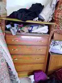 عندي غرفه نوم للبيع سعره 700بيه مجال مكاني  بغداد حي جهاد رفاق  رقم229...