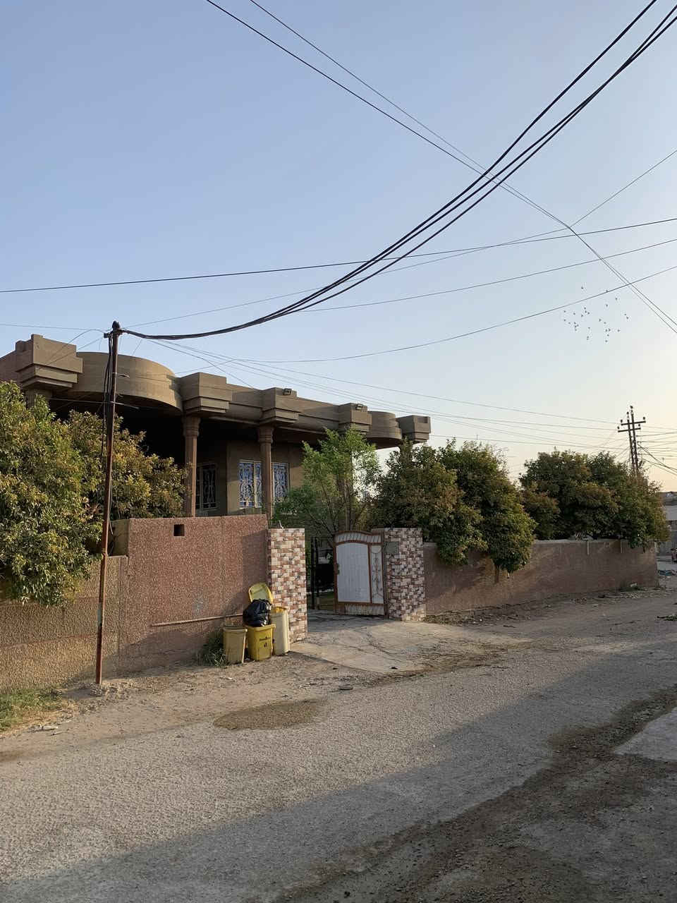 السلام عليكم
بيت في منطقة المدائن سلمان باك قرب مركز الشباب
مساحة 600 
يحتوي علا 4 غرف 
يحتوي علا 3 حمامات
حديقة كبيرة
استقبال كبير للضيوف
السعر 300 وبي مجال وتدللون
اي استفسار تكدر تخابرني علا هاذ الرقم***********
او تكدر تراسلني ع مازنجر 
وشكراً في أمان الله
