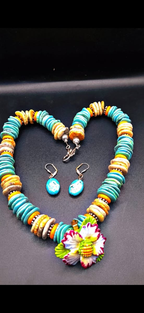 تخم قديم من الفيروز الاصلي بفواصل عطف تبتي قديم واقفال فضة الوزن 140غم هاند ميد صياغة قبائل وأعمال تراثية واضحة المعالم ونادرة ،،، 

     ***********          واتساب
