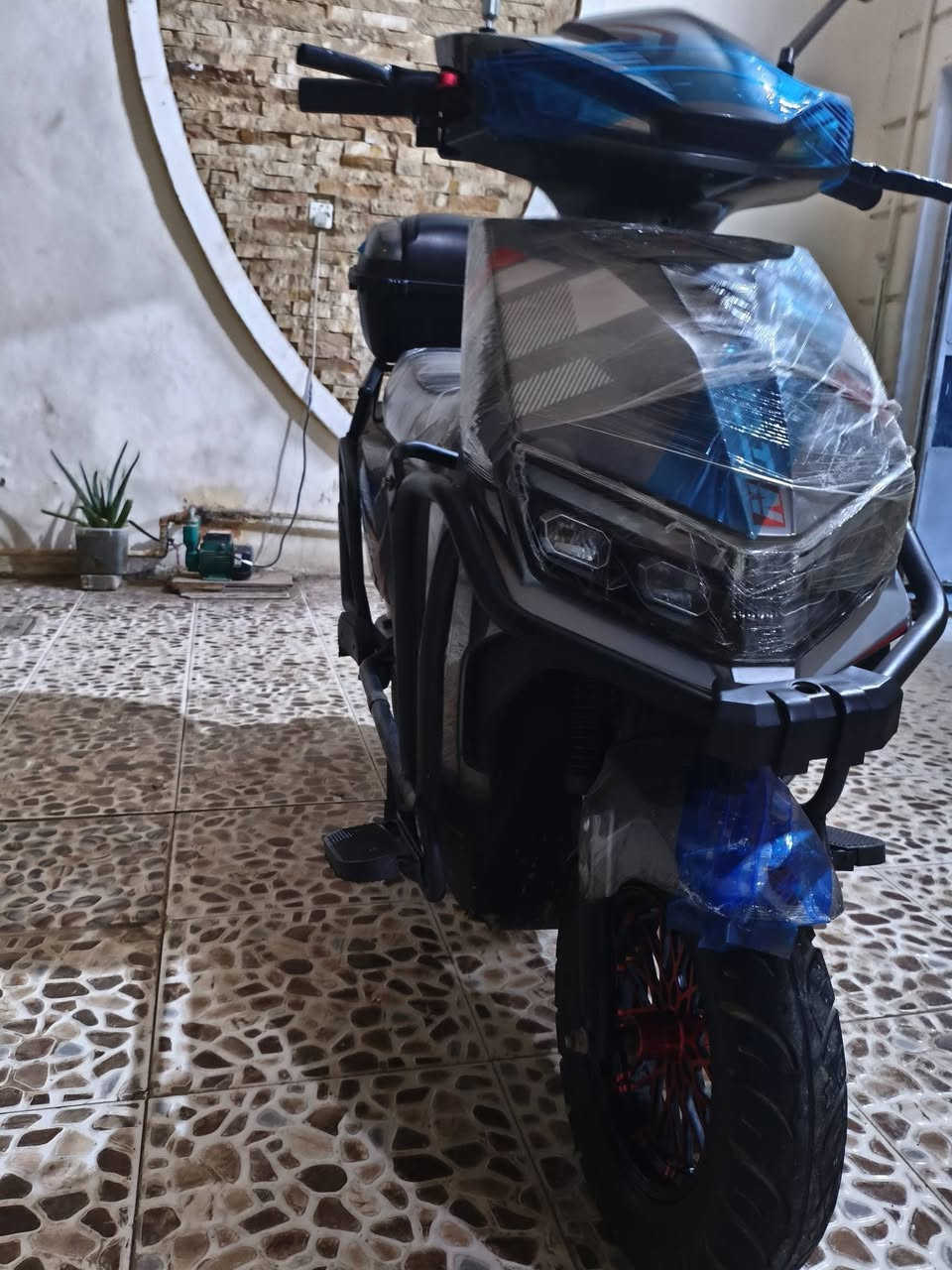 السلام عليكم موطور شحن للبيع ماسه شبح موطور بعده جديد بطاريات 11/5 ونص بعده نضيف وجديد اربع سرع سرعه 99 موديل 25 زنون عالي ناصي سعر 600 وبي مجال بسيط للتفاصيل أكثر *********** رجاءً الي ميشتري ليعلق ولا يراسل
