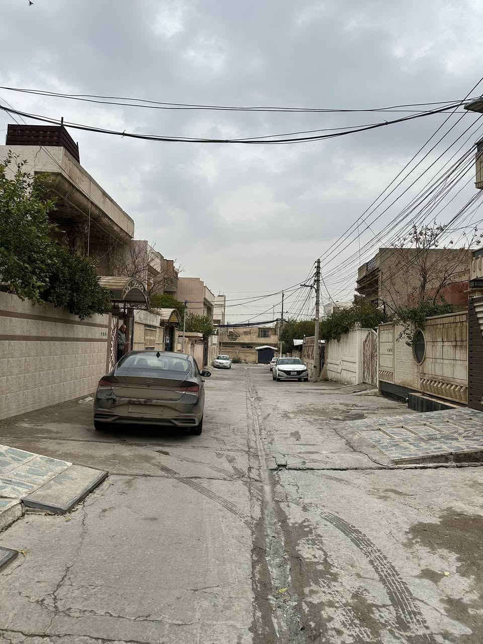 🏛دار للبيع بناء حديث / مفصول بدرج خارجي 

🔹حي الصديق الاولى  ( قرب جامع ابو بكر الصديق ) 

🔹مساحـة 100متر  واجهة 5

🔹الطابق الأراضي/ هول مع مطبخ + استقبال +غرفه نوم+ صحيات 
🔹الطابق الثاني /هول مع مطبخ + استقبال +غرفه نوم+ صحيات 

🔹شارع صبه ١٢ متر 

🔹يصلح للاستثمار 

🔹سعر الدار ١٧٥ مليون 

للاستفسار الاتصال 

📞***********

***********‬
