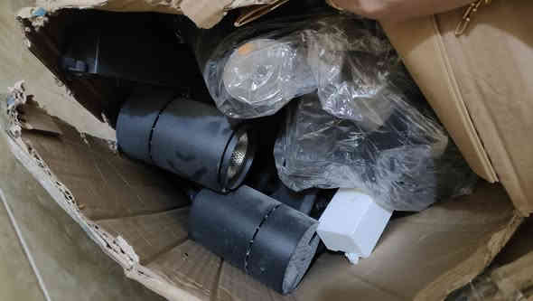 للبيع   (تراگ لايت)مستخدم القطعة ب5
 تقريبا 100 قطعة تريدهن شلعة وحدة او قسم منهن 
يستخدم في المحلات و المطاعم 
الكافيهات والمطابخ الكبيرة والحدائق .
للاستفسار الاتصال على الرقم ‏‪***********‬‏
