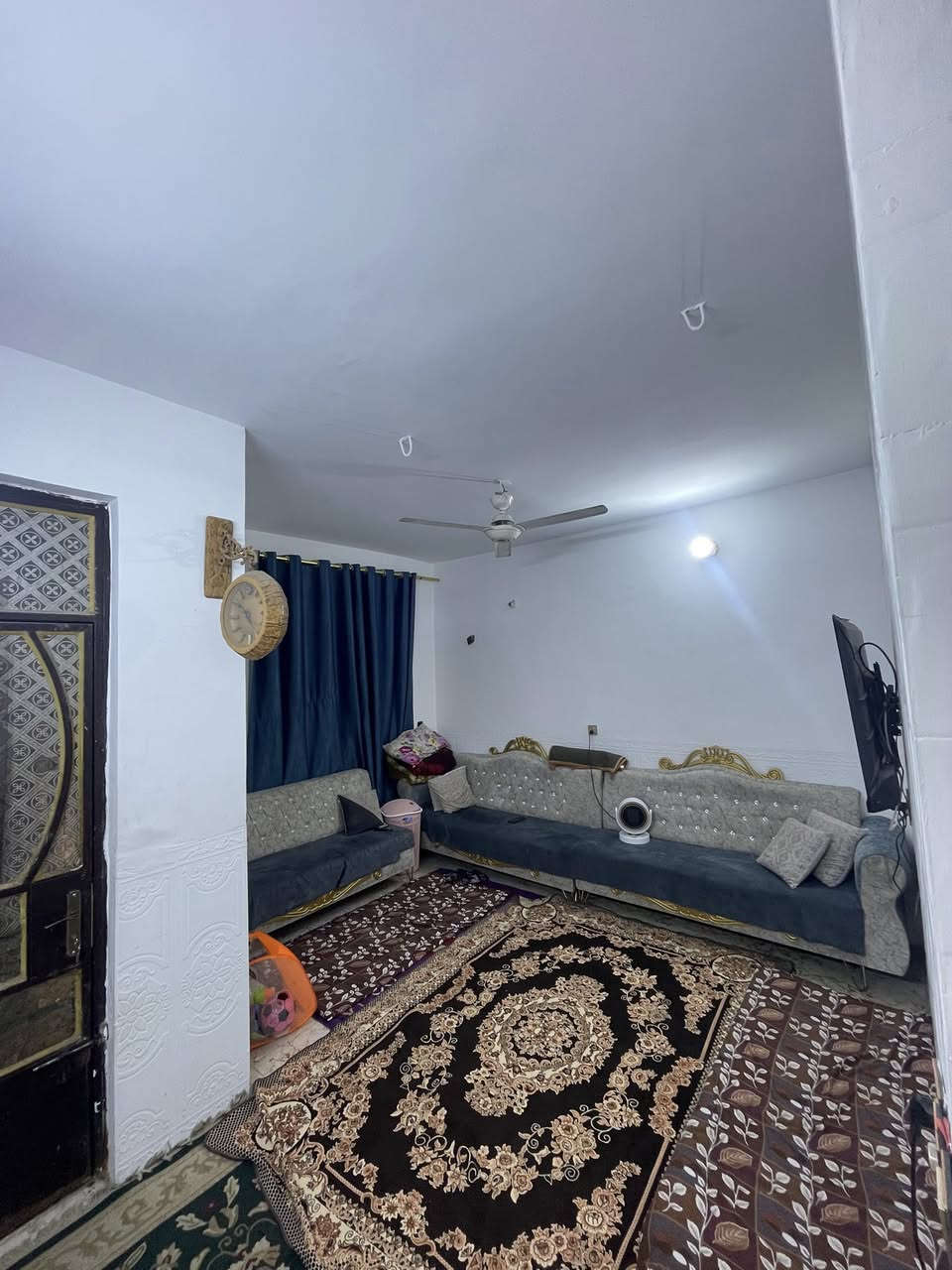 سلام عليكم بيت للبيع مساحه 50 متر شارع ٦ متر بيت غرفتين طابق ثاني كاملات بس كاشي مابيهن عنوان عل قريب عله ابو زكريه سعر ١١٠ رقم ***********.
