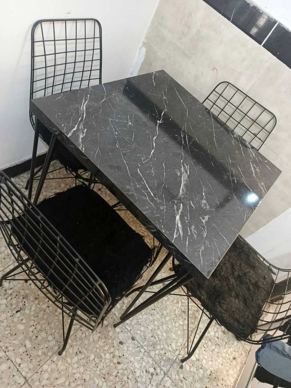 ميز طعام سعره 75 براد سعره 60 مجمده نضيفه سعره 120 ثلاجه سعره 130
شاشه حجم 32 سعره 50 سنك مرمر اصلي سعره 80 
غساله 16 كيلو افيرتر هيتاشي سعره 250
طباخ نضيف جدا سعره 250 مكاني ابو غريب النصر و السلام واكو توصيل ع فحص بي واتساب ***********
