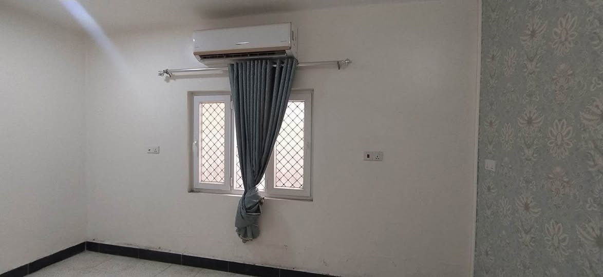 بيت للإيجار 🏡 في حي العروبة الاولى _الشارع المقابيل اللجان الطبية .
مساحتة ٣٠٠ متر يتكون من استقبال وصالتين وغرفتين وحمامين ومطبخ وكراج سيارة وحديقة خلف البيت ،مؤثث جزئي مثل اجهزة تكييف سبالت في كل غرفة من البيت وسخان كيزر .
باقي التفاصيل والسعر الاتصال على رقم صاحب الدار *********** ابو محمد. ديوانية, القادسية
