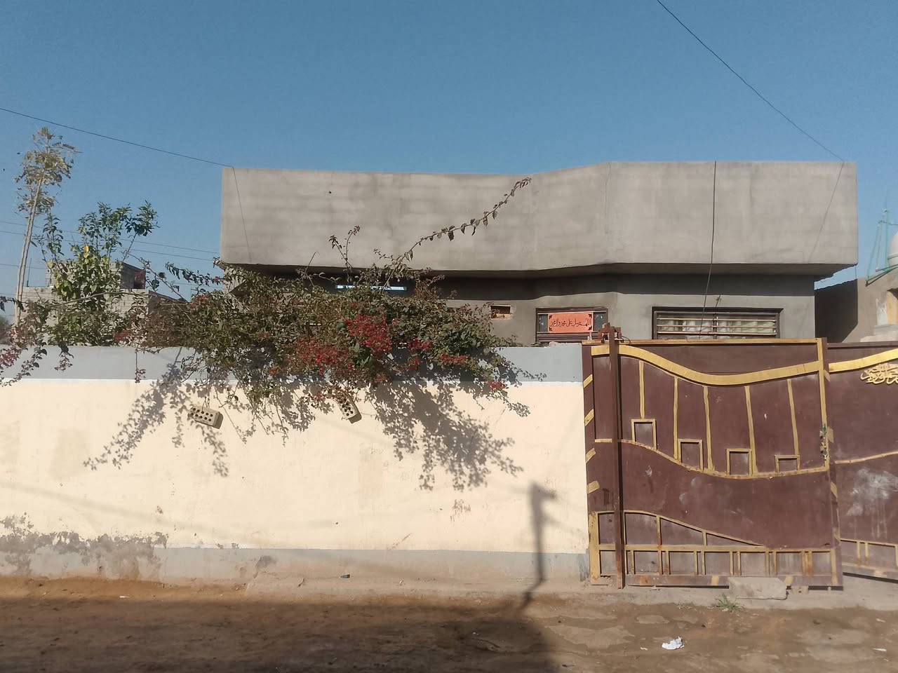 سلام عليكم بيت البيع فئ حي رشيد مساحه 250 مكون من غرفتين 5/6 وصاله10/4 وستقبال7/4 حمام داخلية صحيات خارجيه كمل خدمات مي صونتين مسحوبله يعني كامل مكمل/***********
