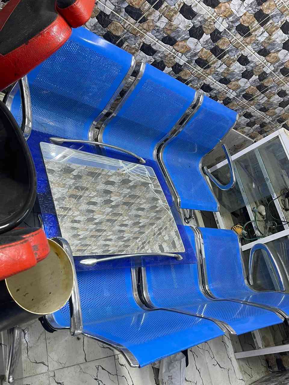 كراسي شبه جدد ثنين للبيع استخداد قليل ومري ثنين للبيع وكراسي نتضار هم شبه جدد ومغسله مو جديده قديمه للبيع اكتب سعر با اليرضه الله ***********
