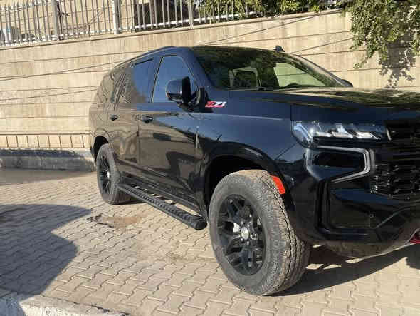 CHEVROLET TAHOE Z71 (2024)
🚙✨ للبيع – شيفروليه تاهو 2024 (فول مواصفات) ✨🚙
• السيارة وارد امريكي✅
• ⁠مرقم بغداد جاهز وكامل التحويل ثاني يوم✅
📍 الموديل: 2024
📍 الفئة: Z71 (أفخم فئات الطرق الوعرة)
📍 المحرك: 5.3 لتر V8 بقوة 355 حصان / ناقل حركة أوتوماتيك 10 سرعات
📍 نظام الدفع: دفع رباعي 4x4

⸻

🔥 المواصفات الخارجية:
 • لون خارجي أسود لامع (Black)
 • تخم ويل ألومنيوم رياضي 20 إنج
 • شبك أمامي أسود مع لمسات كروم
•رفارف وبودي ستايل أوف رود خاص بفئة Z71
 • إضاءات LED أمامية وخلفية نهارية وليلة

⸻

💺 المواصفات الداخلية:
 • مقاعد جلد فخم باللون الأسود
 • تسخين جميع المقاعد + مقاعد أمامية  كهرباء وتسخين
 
• صف ثالث كهربائي قابل للطي
 • مقود جلد متعدد الوظائف مع تسخين
 • شاشة وسطية 10.2 إنج + شاشة عدادات رقمية 12 إنج
 • نظام Bose الصوتي الفاخر (9 سماعات)
 • إضاءة داخلية محيطية

⸻

⚙️ التكنولوجيا والراحة:
 • تشغيل عن بعد + بصمة
 • Apple CarPlay / Android Auto لاسلكي
 • شاحن لاسلكي للهاتف
 • 9 منافذ USB + منفذ كهرباء 110 فولت
 • نظام ملاحة مدمج
 • كاميرات 360 درجة + حساسات أمامية وخلفية
• داتا شو تحذيرية من التصادم
⸻

🛡️ الأمان:
 • رادار أمامي + تنبيه تصادم
 • تنبيه عند الخروج من المسار + مساعد بقاء في المسار
 • مثبت سرعة راداري (تكيّفي)
 • تنبيه النقطة العمياء
 • وسائد هوائية كاملة (أمامية، جانبية، ستائرية)

⸻

📌 تفاصيل إضافية:
 • المسافة المقطوعة: 12,500 ميل فقط (20000 كيلو) ✅
 • جميع الوسائد الهوائية سليمة ✅

 تفاصيل الحادث

• ⁠• باب السائق معمول إله PDR (تصليح بدون صبغ) ✅
 • الباب الخلفي من جهة السائق مبدل أصلي بنفس اللون (بدون صبغ) ✅
 • السيارة خالية من أي صبغ أو حوادث مؤثرة ✅
•نص هلال الجاملغ الخلفي تعديل بتقنية PDR بدون صبغ السعر 480 ورقه وبيه مجال استفسار ***********
