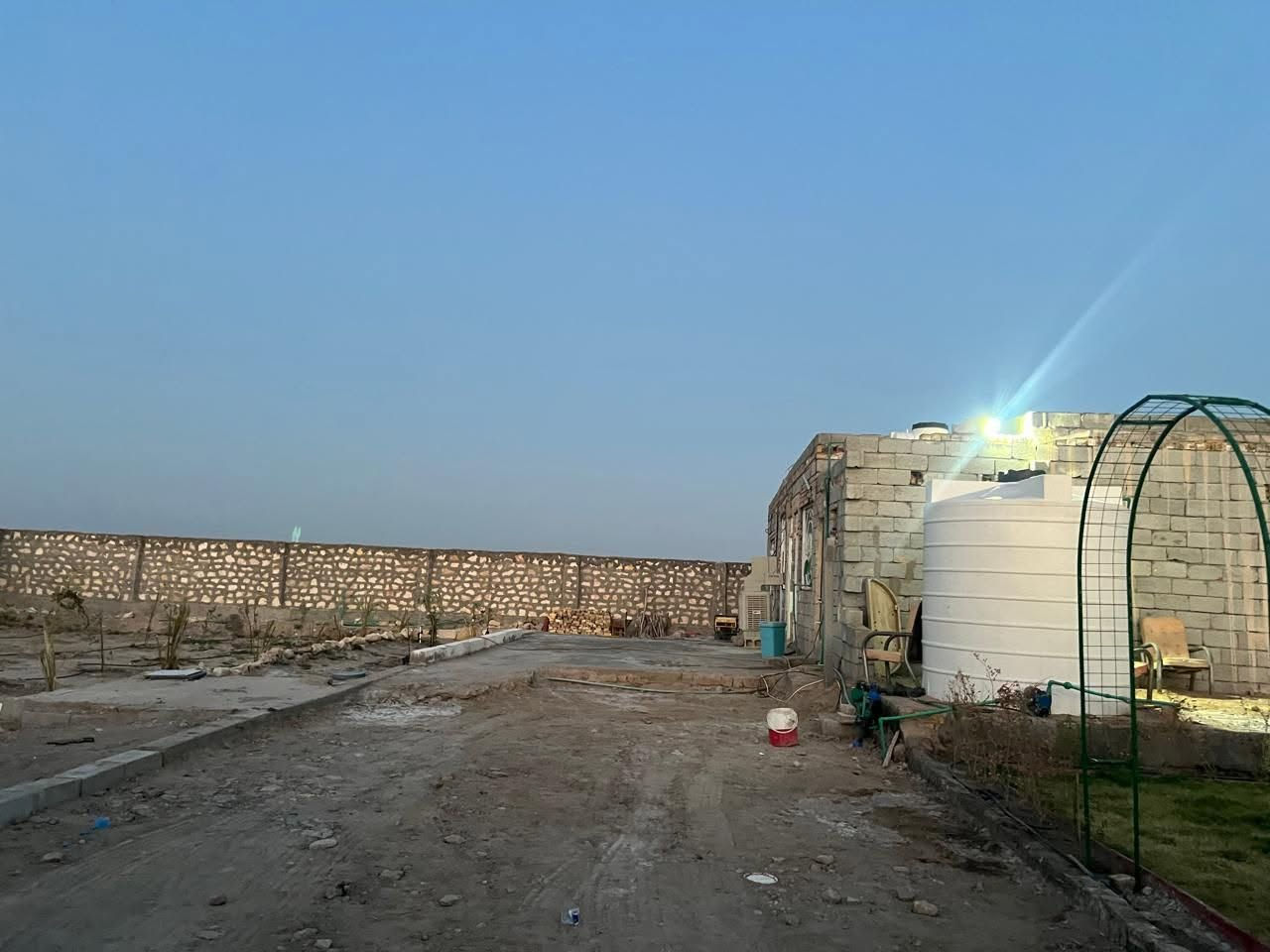 �🏡 فرصة مميزة للبيع – مزرعة مع دار سكني مؤثث في الديوانية / شعيب 🏡🌴

إذا كنت تبحث عن منزل جاهز للسكن وسط أجواء طبيعية هادئة ومساحات خضراء جميلة، فهذه فرصة مميزة تجمع بين الراحة والاستثمار.

📍 الموقع: الديوانية – منطقة شعيب.
📍 تبعد عن الشارع العام حوالي 70 متر فقط (ثاني قطعة).

🔹 المساحة:الف و 100 متر.

🏡 دار سكني مؤثث بالكامل بمساحة 210 م² ويضم:
✅ 4 غرف نوم.
✅ صالتين واسعتين.
✅ مطبخ.
✅ حمامين.
✅ أثاث كامل وجاهز للسكن مباشرة.

⚡💧 الخدمات المتوفرة:
✅ كهرباء.
✅ ماء إسالة.
✅ خزان ماء (خرّان) سعة 5000 لتر.

🌴 المزرعة مزروعة وتضم:
✔️ 22 نخلة مثمرة.
✔️ أشجار زينة متنوعة.
✔️ ورود وثيل أخضر.
✔️ أشجار فاكهة متنوعة (تين، عنب، رمان).

🧱 مسيّجة بالكامل بسياج حجري متين يوفر الخصوصية والأمان ويضفي مظهراً جميلاً على العقار.

✨ موقع هادئ ومميز، يجمع بين السكن المريح والطبيعة الخضراء، ومناسب للاستثمار أو للاستجمام العائلي.

💰 السعر: مراسلة الصفحة على الخاص.

📞 للجادين فقط، والمعاينة خير دليل.

🌴 دار مؤثث بالكامل، خدمات متكاملة، سياج حجري، نخيل وأشجار مثمرة، وموقع مميز قرب الشارع العام… فرصة تستحق الاهتمام


**إذا كنت صاحب هذا الإعلان وتريد حذفه لأي سبب، رجاءا أرسل رسالة إلى الدعم الفني**