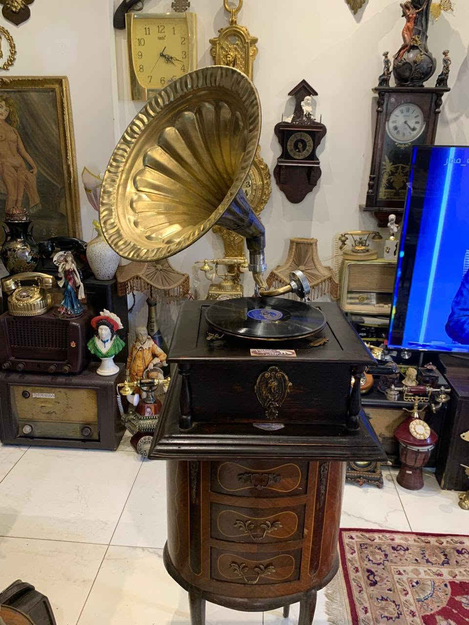 جرامافون انيك بالبوق الدهبي خشب عتيق سليم ماكينه اتنين زمبلك شغال ومعاه ٢اسطوانه ٢ابره اصليه ويوجد فيديو للمهتم ويوجود توصيل لباب المنزل


**إذا كنت صاحب هذا الإعلان وتريد حذفه لأي سبب، رجاءا أرسل رسالة إلى الدعم الفني**