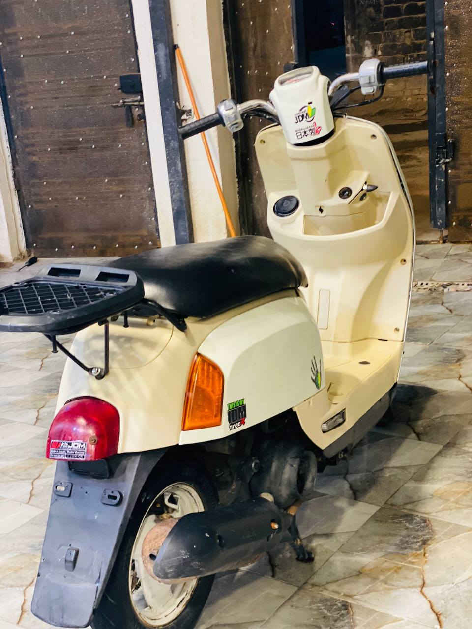 سلام عليكم👋🏻
بوليس للبيع🫵🏻 
ب ٧٠٠ بيه مجال حك الجيه داخل كريمي
مكينه مامفتوحه ماممدوده عليه سبانه دراجه شوفت عينك 
جديده ومامتعبه من العياده للبيت 😅 
مكاني حله شارع 80 
رقم الواتساب ***********
