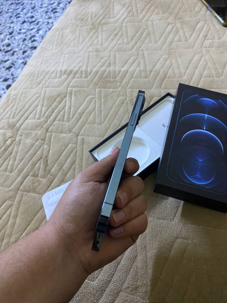 ايفون 12 برو ماكس شرق اوسط ضمان ماستر  كامل ملحقاته للبيع او مراوس ب ايفون :- 
لون بحري مميز ✅
بطاريه 82 ✅
ذاكره 256 ✅
كارتونته الاصليه ✅
فيس ايدي شغال ✅
شاصي وضهر كفاله حت من شخط ✅
ماستر شرق اوسط ✅
الجهاز عله ايد وحده من الشركه الحد هسه احنا فاتحي من الكارتونه سابقاً جان وتر بروف بس قبل 7 اشهر وكع وصار بي نقطه صغيره سوده بل شاشه ف بدلتها بل ربيعي بدلتله شاشه اصلي اصلي حت بلاعدادات مبين اصلي والشاشه القديمه موجوده انطيها لليشتري ااجهاز فقططط باقي الجهاز وتر وعله وضع الشركه مكفول حت من الزلغ السعر 350 العنوان بغداد باب معضم او كاضميه ++ ماعندي اي توصيل 
*********** واتساب ورصيد
