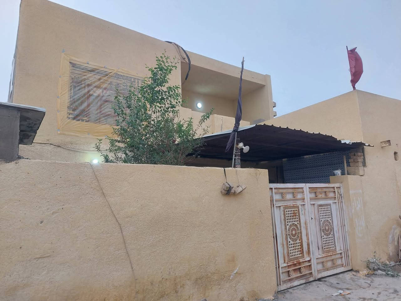 السلام عليكم دار +مشتمل البيع المساحة 280 الدار طابقين يحتوي طابق الأول غرفتين وصاله ومطبخ واستقبال صحيت دخليه وخرجيه الطابق الثاني غرفتين وصاله +المشتمل غرفتين وصاله ومطبخ وصحيات البنا بلوك السقف عكاده الموقع في الكوت حي الحكيم نزلت بني تميم السفسار كثر التصال على الراقم ***********
