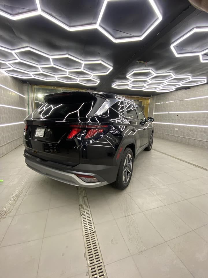 السلام عليكم توسان موديل ٢٠٢٥ فول الفول قمارة حديد السيارة جديده على وضع الشركة تريدها مرقم او بدون ارقام ضررها شبر بقيق الجنطه فقط السيارة ماشيه ١١ فقط 
اللون اسود 
مرقم ب٢٢٥ 
بدون رقم ب٢١٠ قفل
جديده جداً 
مكاني بغداد الجادرية
***********
