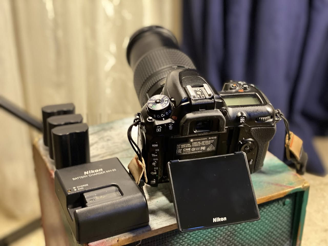 كامرن نيكون 7500D 
كرب فريم 
نضافه 99‎%‎
زوم 18/140
مانع اهتزاز 
تصوير فوتغرافي 
فديو 4K
بطاريات البلادية 14w
والي مشتريهن 3 الوحده 16w 
الكامره كسر كارتون مستخدمه شي قلي قليل للاتصال واتساب محمول ***********…
